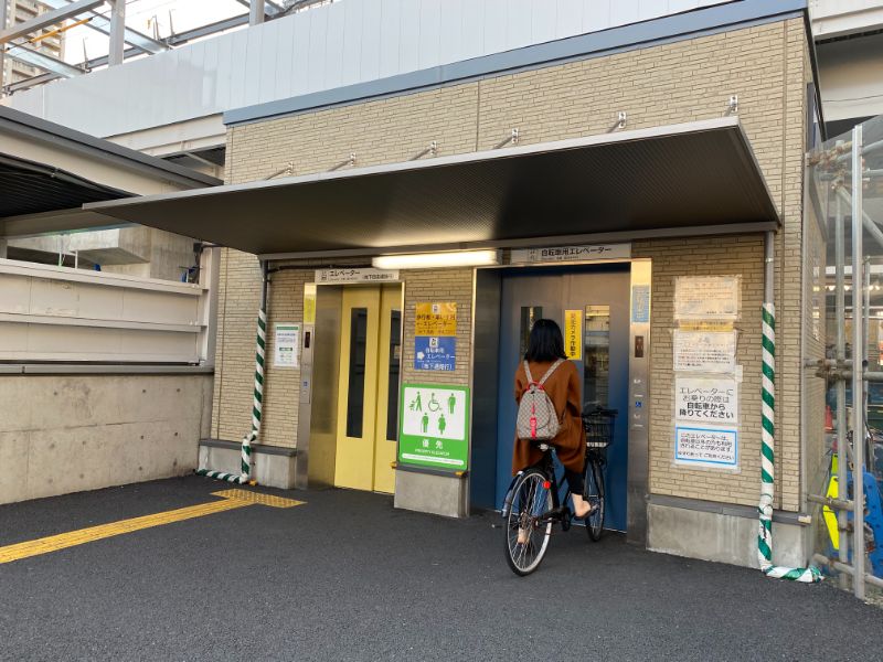 竹ノ塚駅東口にある自転車専用エレベーターの写真です。