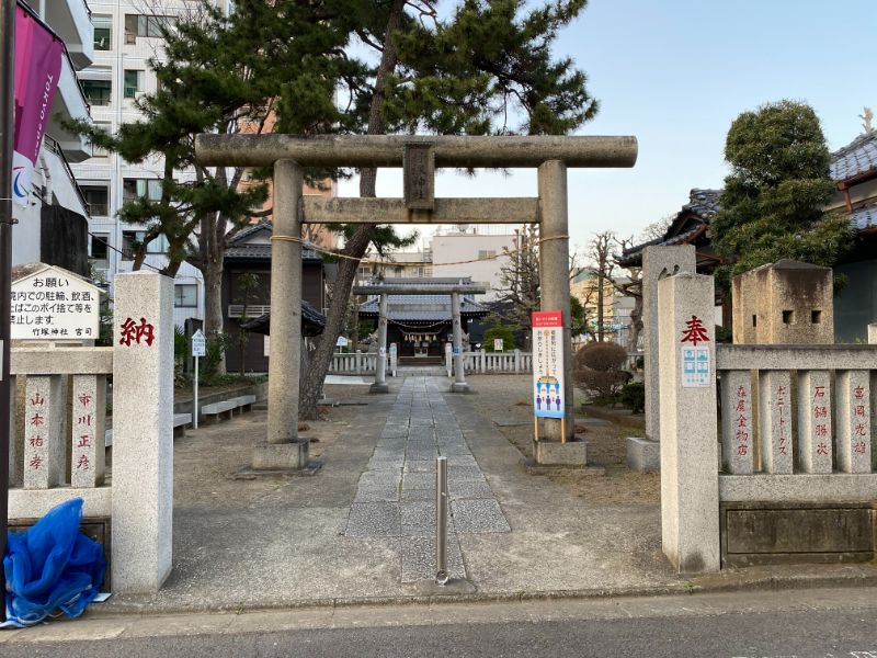 竹ノ塚駅東口にある竹塚神社です。