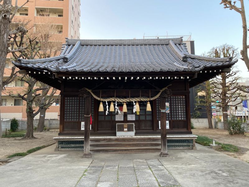 竹ノ塚駅東口にある竹塚神社の拝殿です。