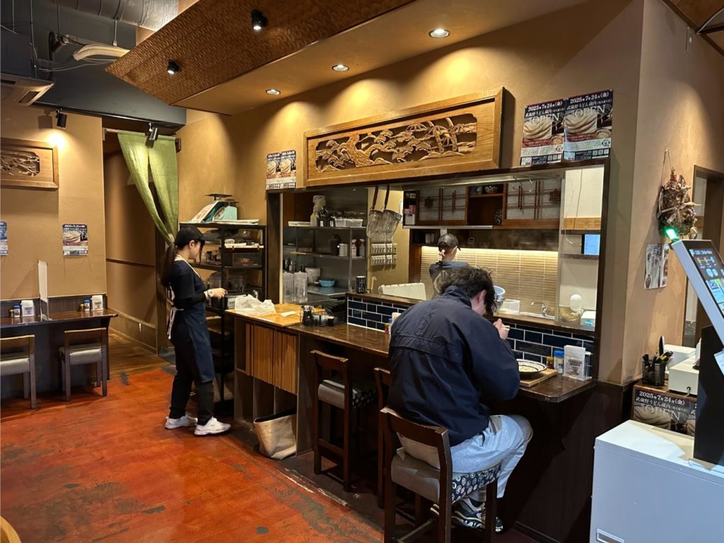 武蔵野うどん蔵内 朝霞店で味わう肉汁うどんとかき揚げの魅力