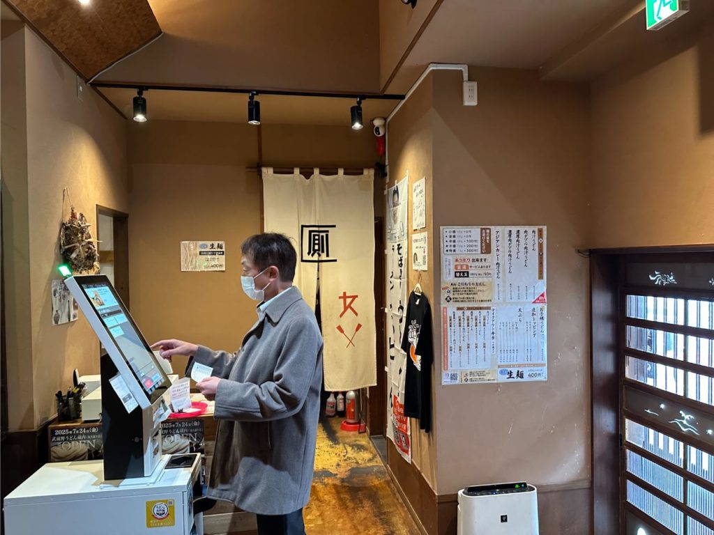 武蔵野うどん蔵内 朝霞店で味わう肉汁うどんとかき揚げの魅力