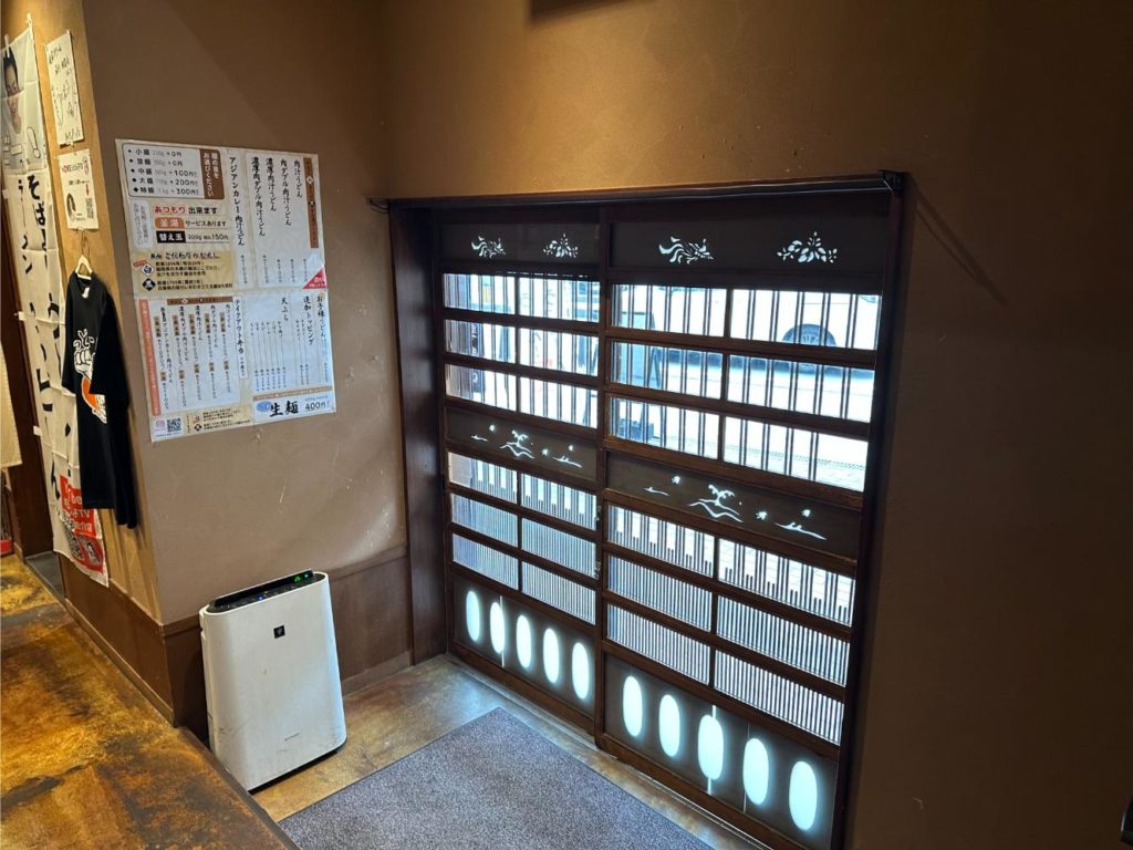 武蔵野うどん蔵内 朝霞店で味わう肉汁うどんとかき揚げの魅力