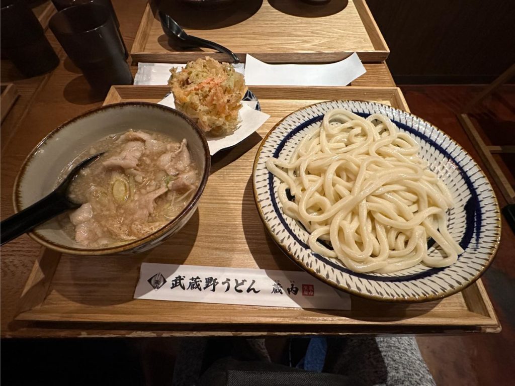 武蔵野うどん蔵内 朝霞店で味わう肉汁うどんとかき揚げの魅力