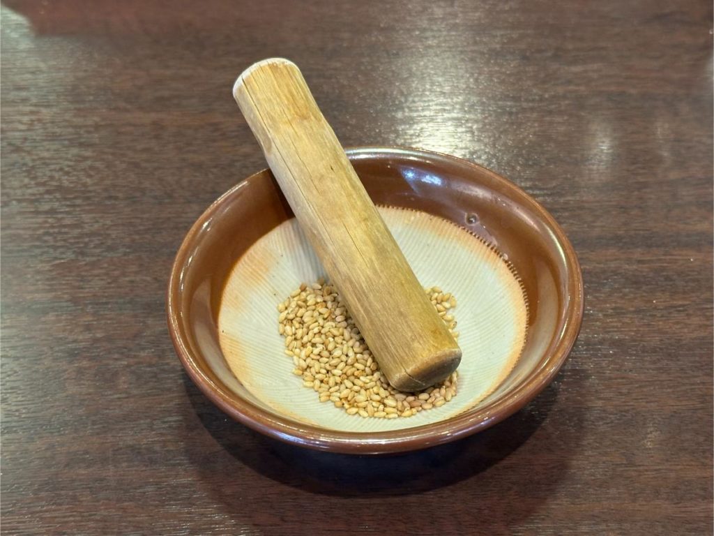 亀有「炎真」濃厚担々麺レビュー｜胡麻をする香りから始まる極上の一杯