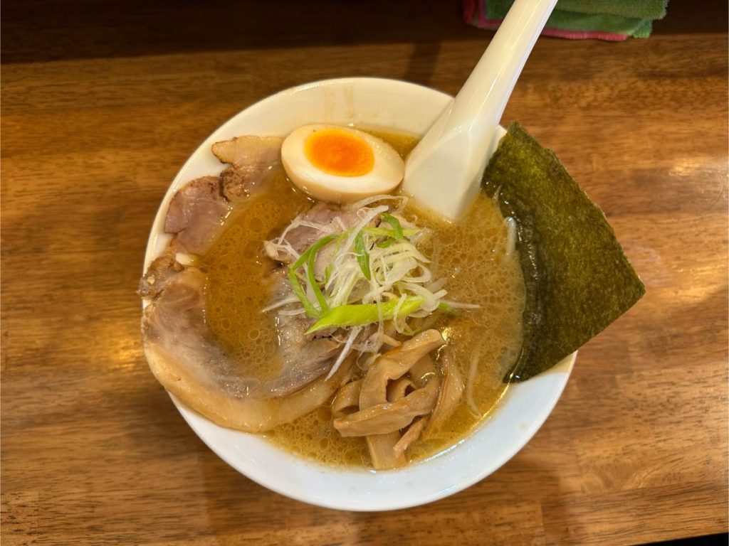 板橋区東山町で味噌ラーメンならここ！『さっぽろラーメン熊田鉄男』の肉みそ麺とザンギが絶品すぎる実食レビュー