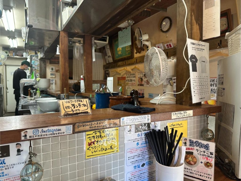 目黒区鷹番「麺処 びぎ屋」特製醤油らーめんと平日限定ランチご飯を徹底レビュー