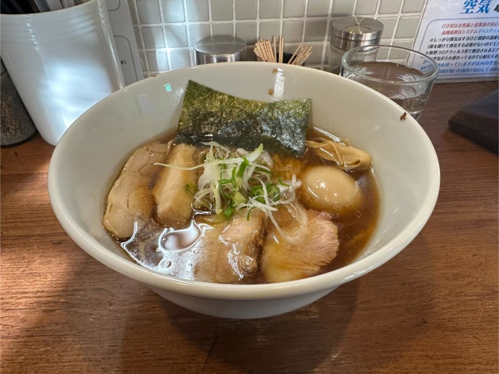 目黒区鷹番「麺処 びぎ屋」特製醤油らーめんと平日限定ランチご飯を徹底レビュー