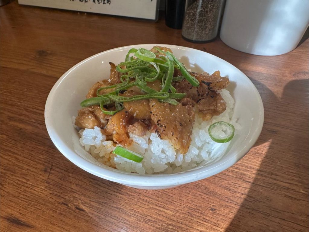 目黒区鷹番「麺処 びぎ屋」特製醤油らーめんと平日限定ランチご飯を徹底レビュー