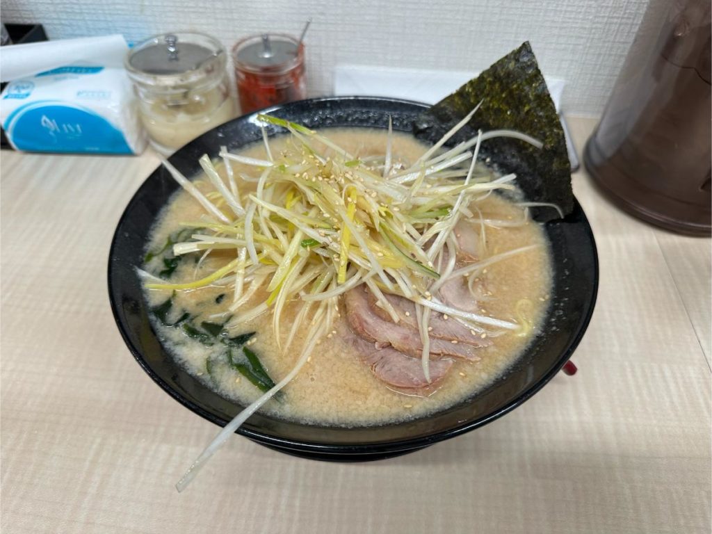 ニューラーメンショップ越谷(上間久里)みそネギチャーシュー&ネギチャーシューレビュー