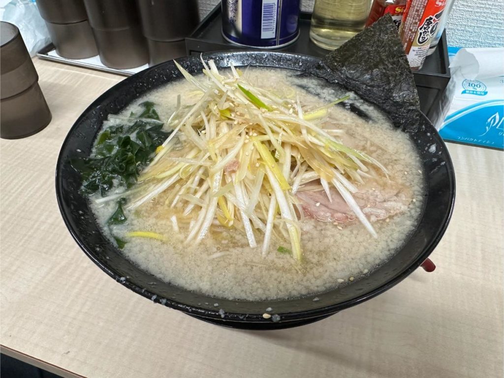 ニューラーメンショップ越谷(上間久里)みそネギチャーシュー&ネギチャーシューレビュー