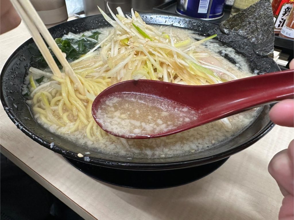 ニューラーメンショップ越谷(上間久里)みそネギチャーシュー&ネギチャーシューレビュー