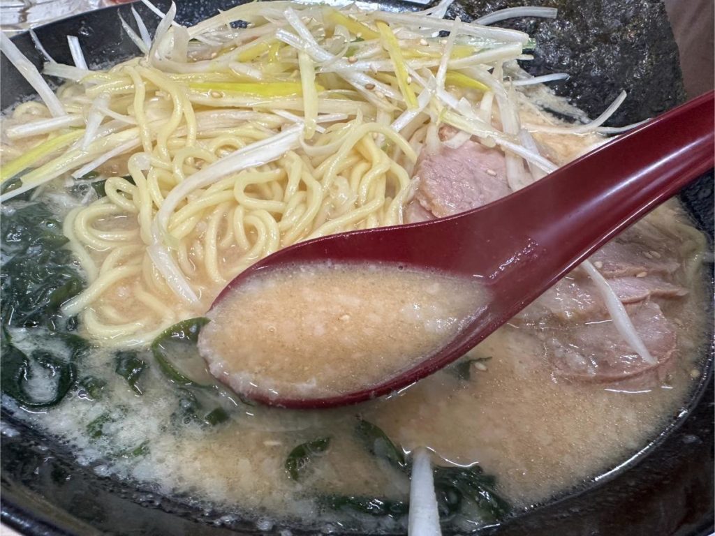 ニューラーメンショップ越谷(上間久里)みそネギチャーシュー&ネギチャーシューレビュー